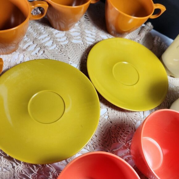 Vintage Melmac Dinnerware & Rainboware Lot of 10 Various Colours Made in Canada - Picture 9 of 11